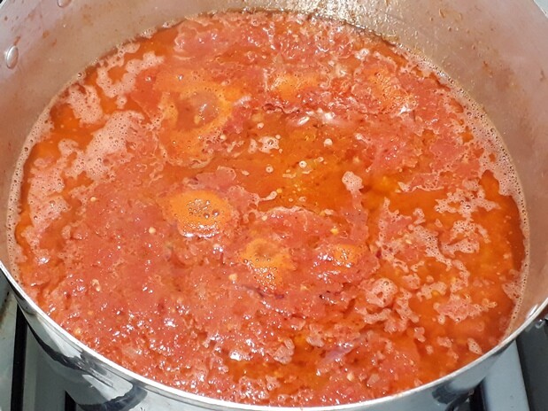 Frying tomato stew